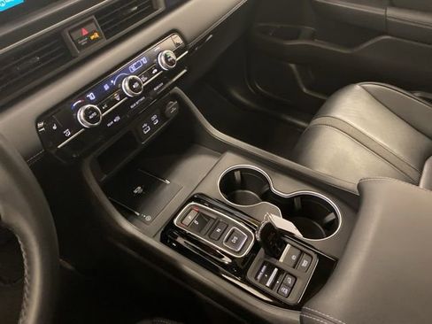 Certified 2025 Honda Pilot Touring image 14