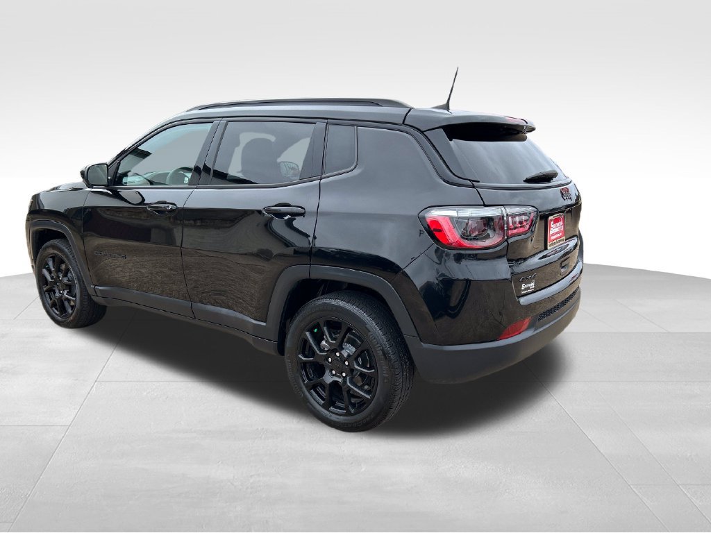 Used 2024 Jeep Compass Latitude w/ Convenience Group AWD/4WD image 3