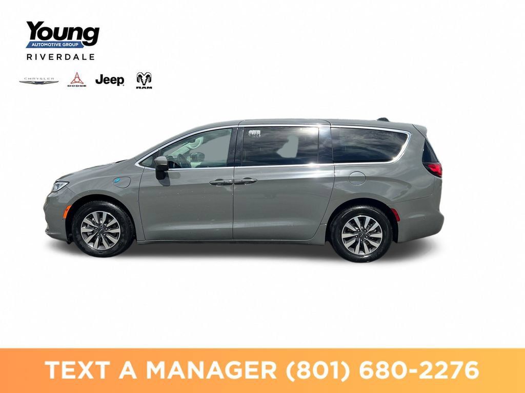 Used 2023 Chrysler Pacifica Touring-L FWD image 2