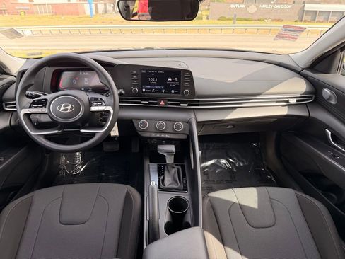 Used 2025 Hyundai Elantra SE FWD image 28