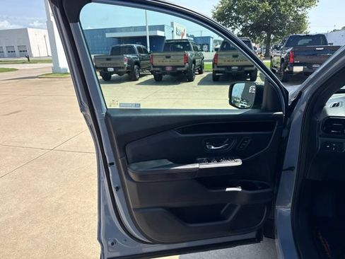 Used 2023 Honda Pilot TrailSport image 7