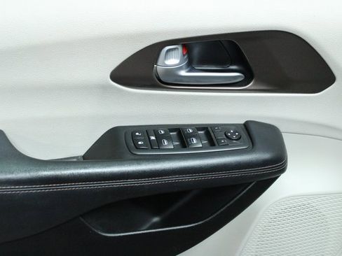 Used 2018 Chrysler Pacifica Touring-L image 14