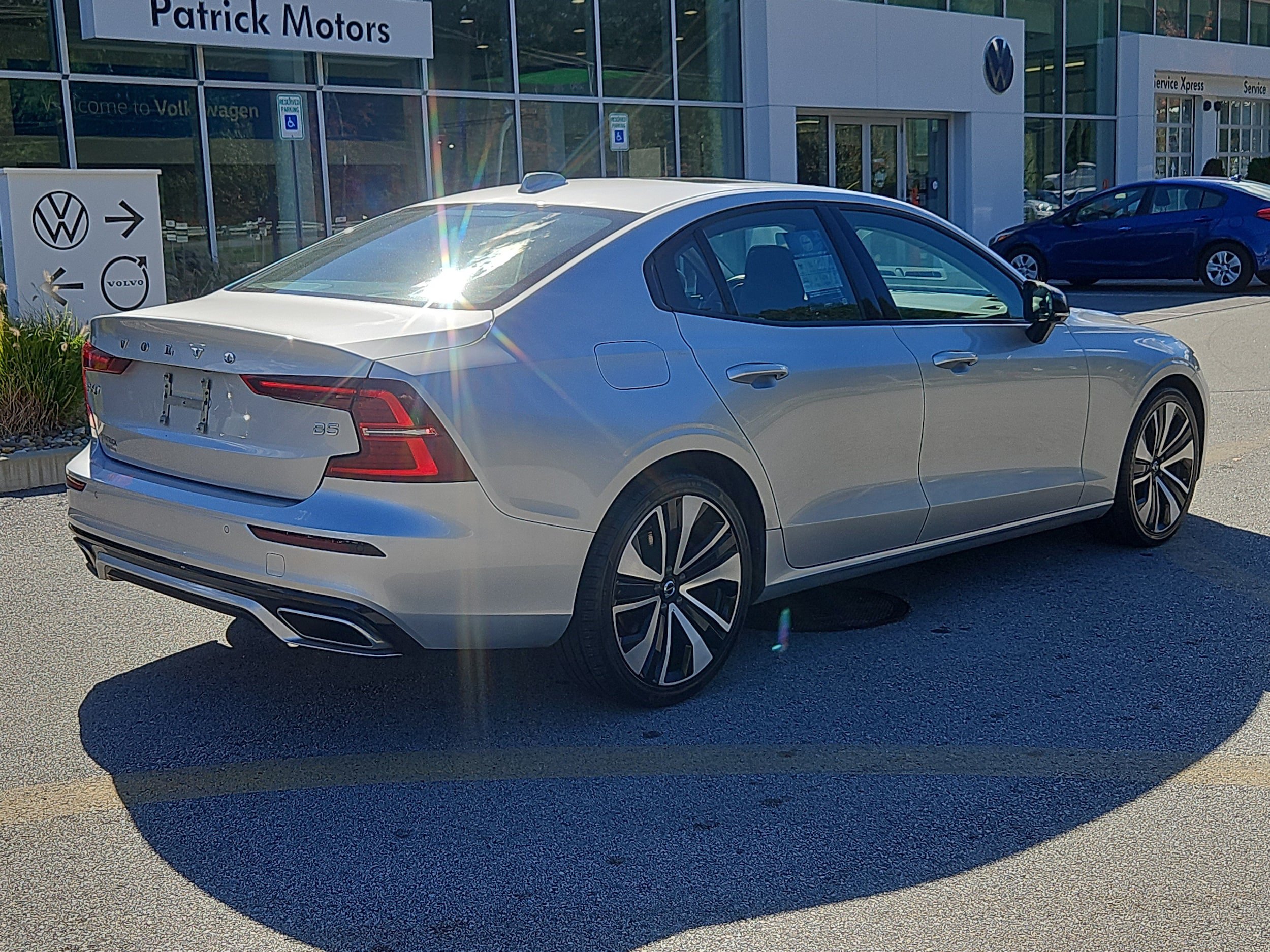 Used 2022 Volvo S60 B5 Momentum w/ Premium Package FWD image 2
