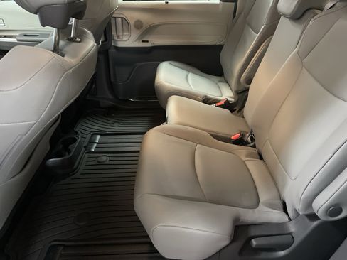 Certified 2022 Toyota Sienna XLE image 32