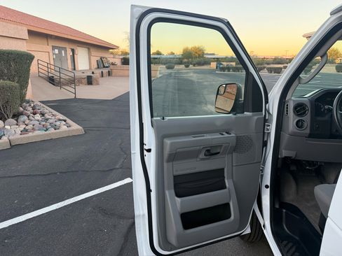 Used 2013 Ford E-350 and Econoline 350 XLT image 11