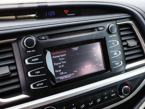 Used 2014 Toyota Highlander LE AWD/4WD image 18
