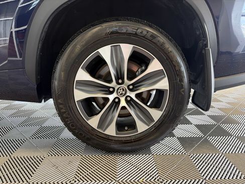 Used 2022 Toyota Highlander XLE AWD/4WD image 9