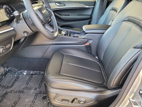New 2026 Jeep Grand Cherokee Limited w/ Luxury Tech Group II AWD/4WD image 7