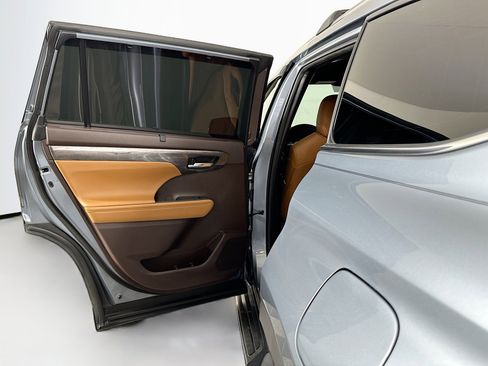 Used 2021 Toyota Highlander Platinum image 28