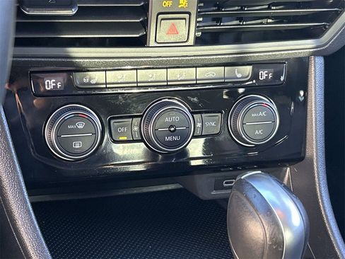 Used 2020 Volkswagen Jetta SE w/ SE Cold Weather Package image 25