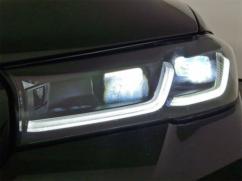 Used 2021 BMW M550i xDrive w/ Dynamic Handling Package image 12