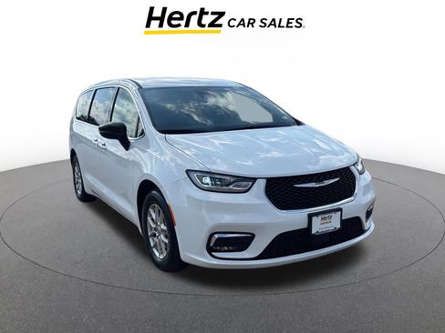 Used 2025 Chrysler Pacifica Select image 1