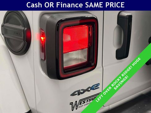 Used 2024 Jeep Wrangler Unlimited w/ Convenience Group AWD/4WD image 9