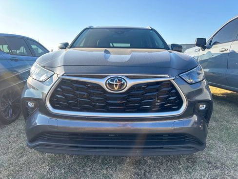 Used 2022 Toyota Highlander XLE AWD/4WD image 2