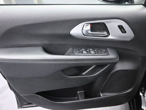 Used 2025 Chrysler Pacifica Limited image 12