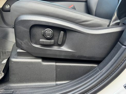 New 2026 Land Rover Defender 110 X-Dynamic SE image 17