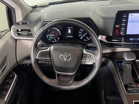 Used 2024 Toyota Sienna XLE image 16