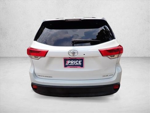 Used 2017 Toyota Highlander XLE AWD/4WD image 3