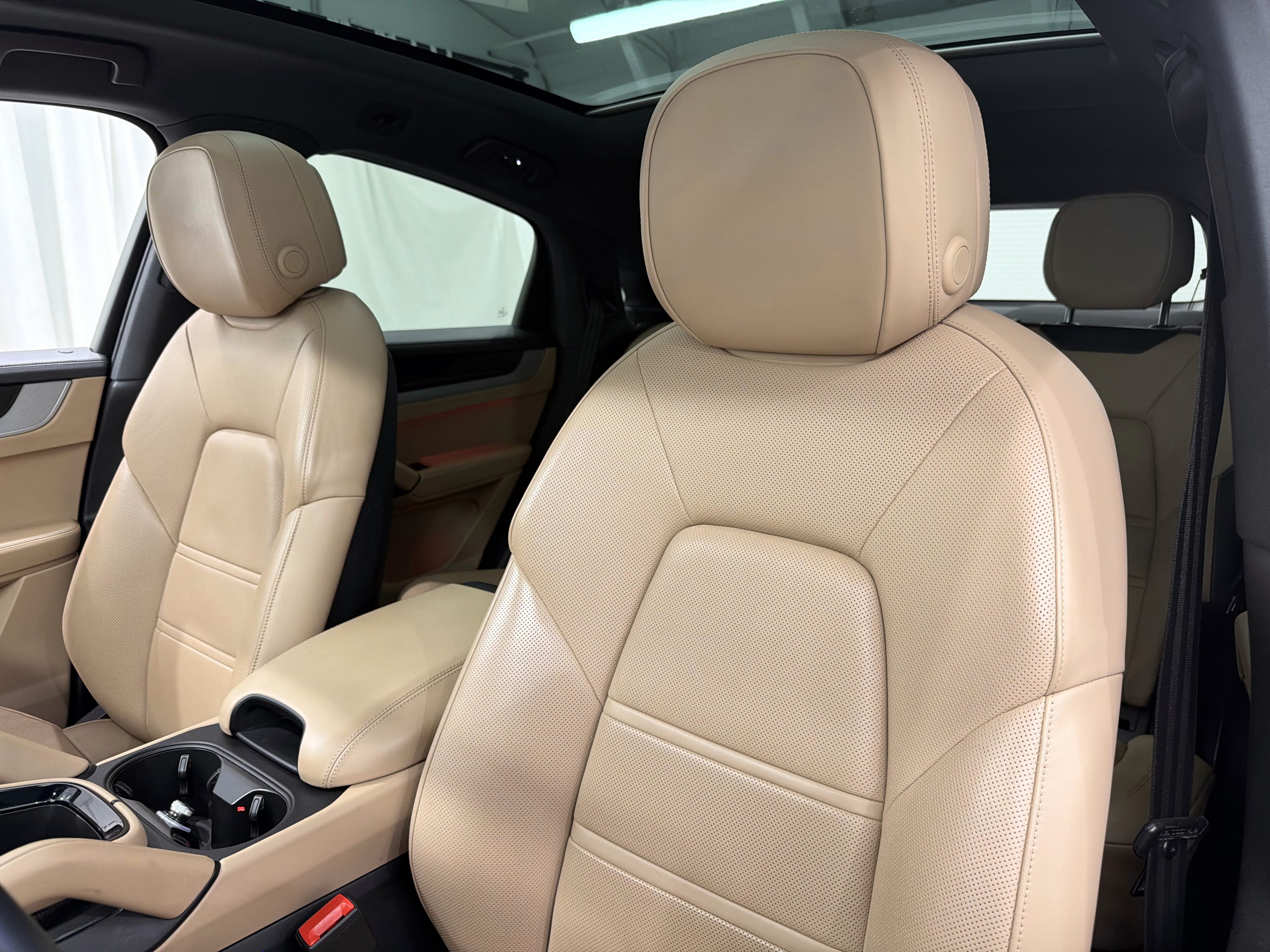 Certified 2024 Porsche Cayenne Coupe AWD/4WD image 5
