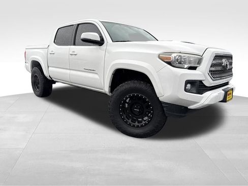Used 2017 Toyota Tacoma TRD Sport image 1