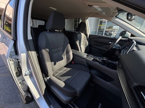 Used 2025 Nissan Rogue SV image 38