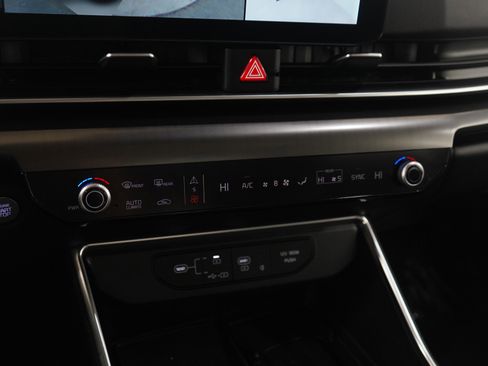 Used 2025 Kia Carnival SX Prestige image 26