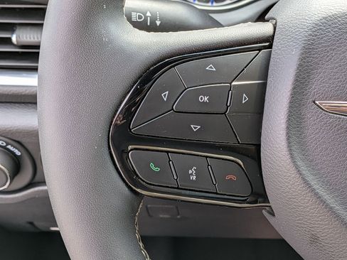 Used 2025 Chrysler Pacifica Limited FWD image 18