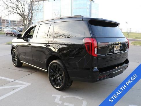 Used 2025 Ford Expedition Platinum w/ Stealth Appearance Package image 4
