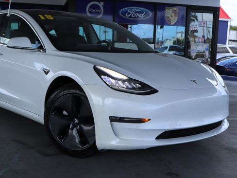 Used 2018 Tesla Model 3 Mid Range image 2