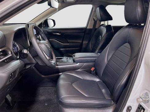 Used 2023 Toyota Highlander XLE image 18