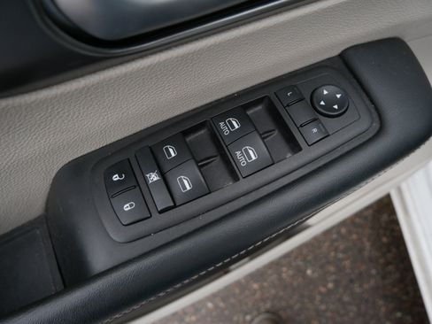 Certified 2023 Chrysler Pacifica Touring-L image 21