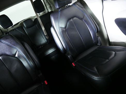 Used 2021 Chrysler Pacifica Touring-L FWD image 14