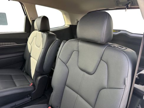 Used 2024 Kia Telluride EX w/ EX Captain's Chair Package image 16