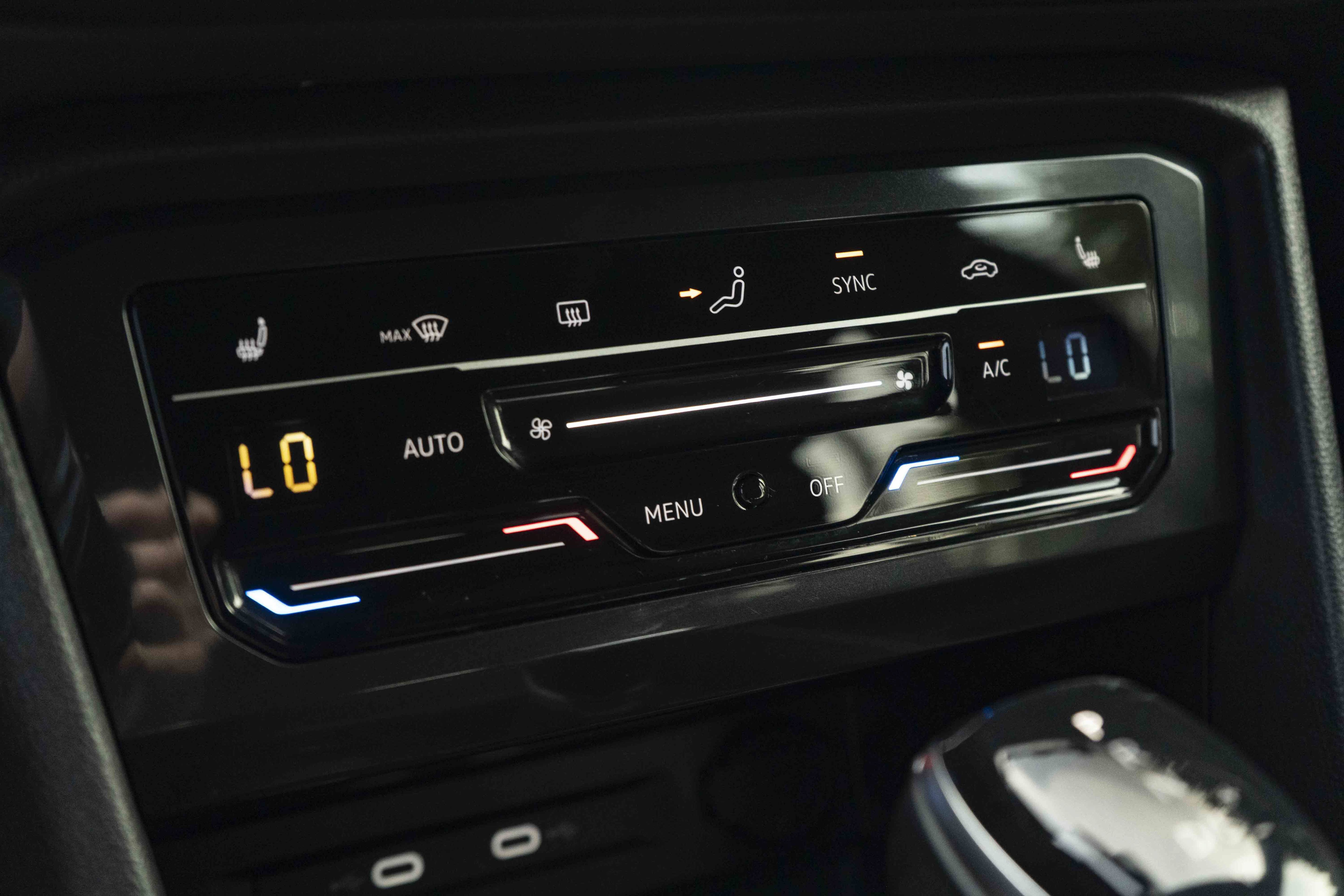 Certified 2023 Volkswagen Tiguan SE R-Line FWD image 27