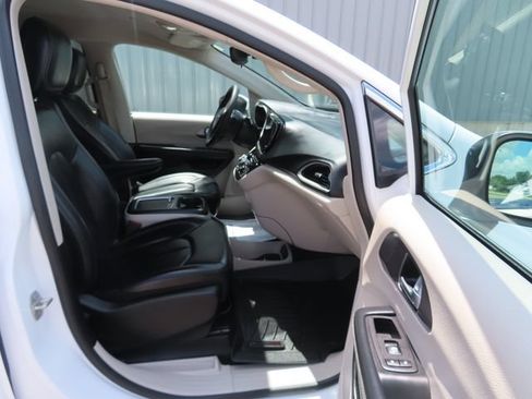 Used 2023 Chrysler Pacifica Touring-L FWD image 21