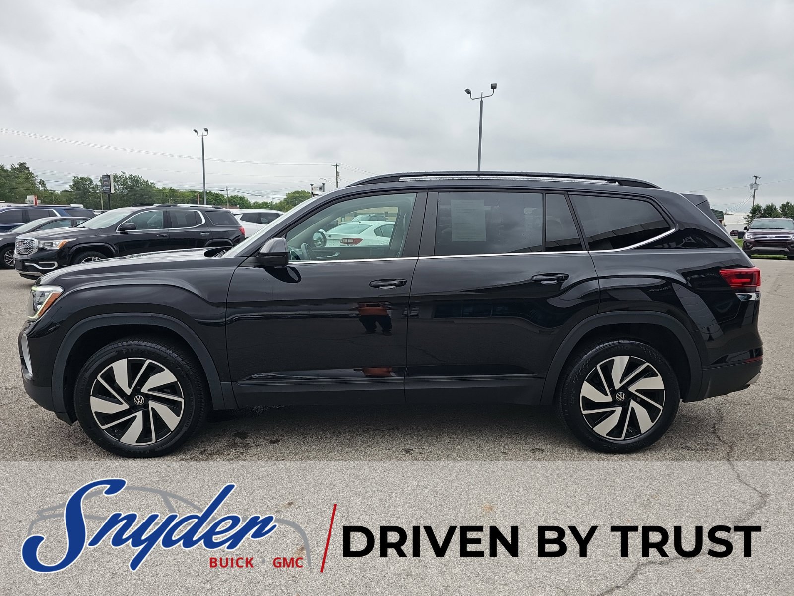 Used 2024 Volkswagen Atlas SE FWD image 4