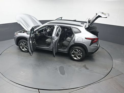 Used 2025 Chevrolet Trax LT FWD image 40