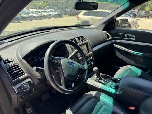 Used 2017 Ford Explorer XLT w/ Equipment Group 202A AWD/4WD image 10