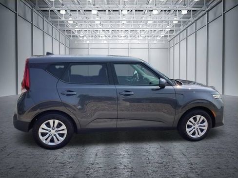 Used 2022 Kia Soul LX FWD image 4