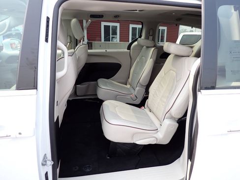 Used 2017 Chrysler Pacifica Limited w/ Advanced Safetytec Group FWD image 8