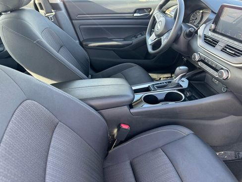 Used 2024 Nissan Altima 2.5 SV image 14