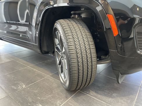 Used 2023 Jeep Grand Cherokee Overland w/ Advanced Protech Group III image 13