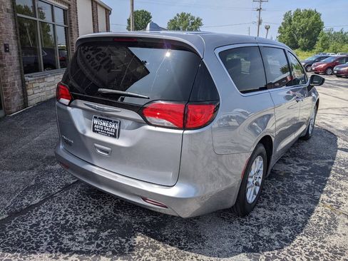 Used 2017 Chrysler Pacifica Touring FWD image 3