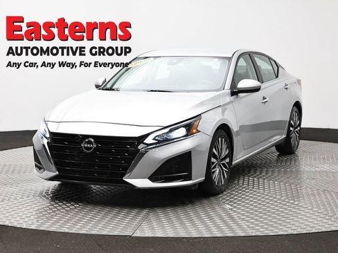 Used 2023 Nissan Altima 2.5 SV FWD image 1