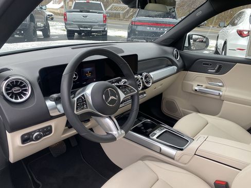 Used 2025 Mercedes-Benz GLB 250 4MATIC image 9
