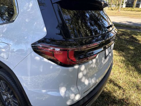 Used 2025 GMC Acadia Elevation image 11