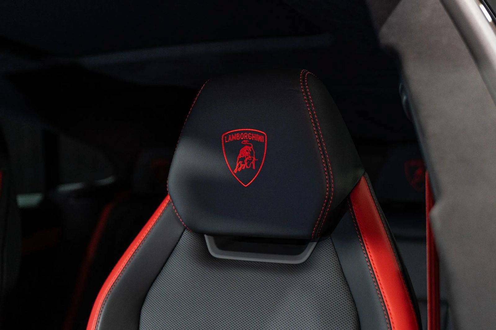 Used 2025 Lamborghini Urus SE AWD/4WD image 27