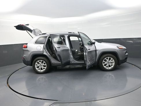 Used 2018 Jeep Cherokee Latitude w/ Safety Group image 38