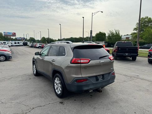 Used 2017 Jeep Cherokee Latitude w/ Cold Weather Group FWD image 5