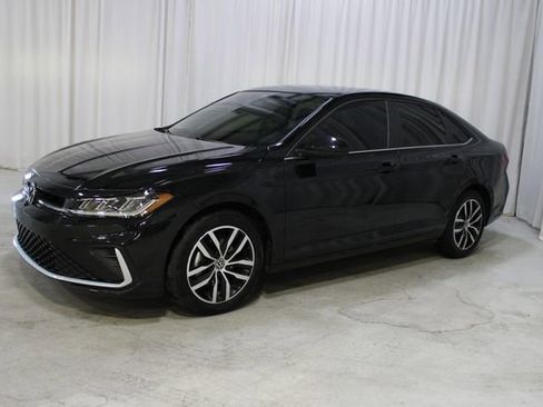 Used 2025 Volkswagen Jetta SE w/ Sunroof Package image 27